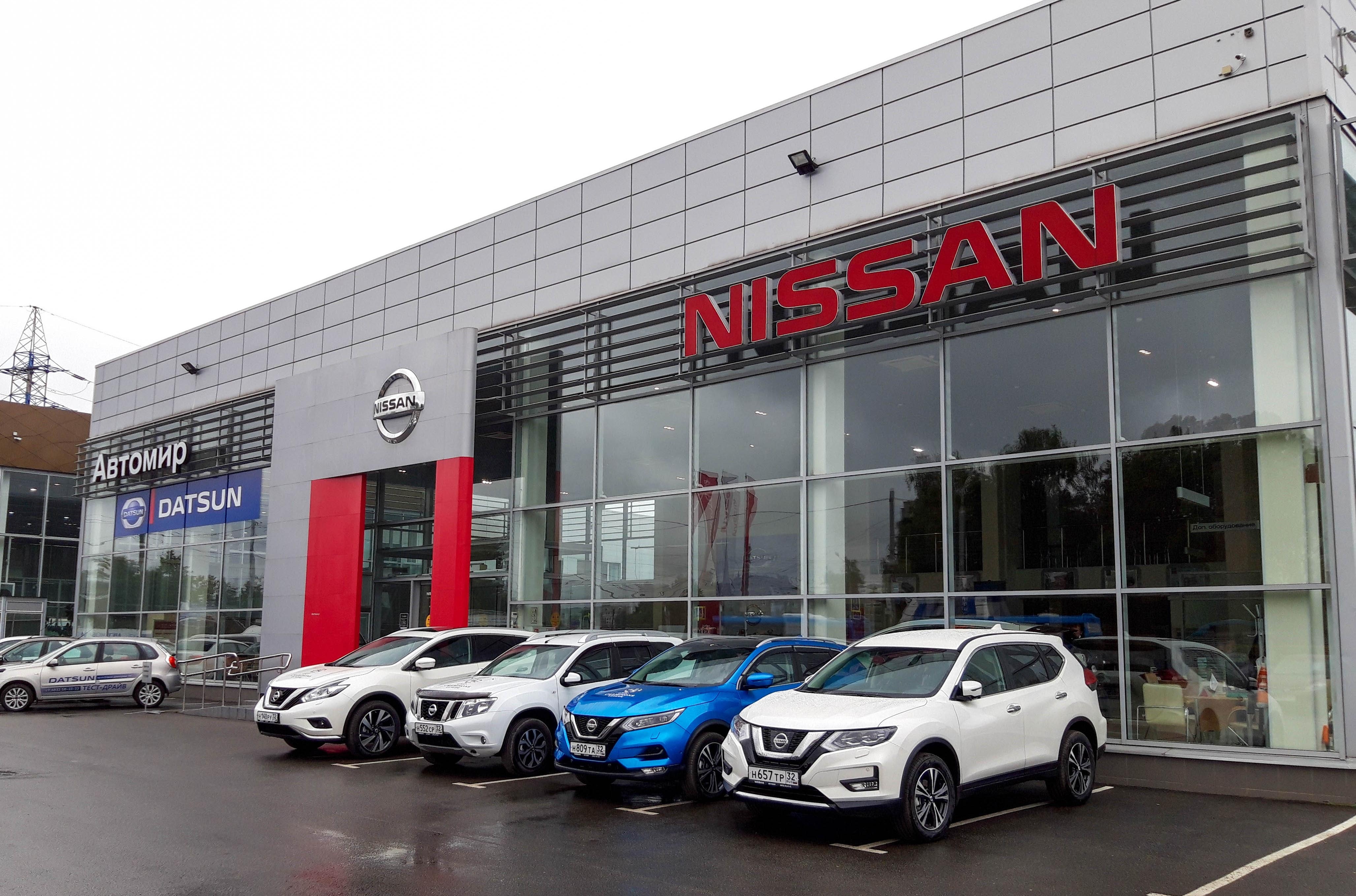 Автомир брянск сайт. Автосалон Nissan. Автосалон Автомир. Автоцентр Ниссан. Автомир салон.