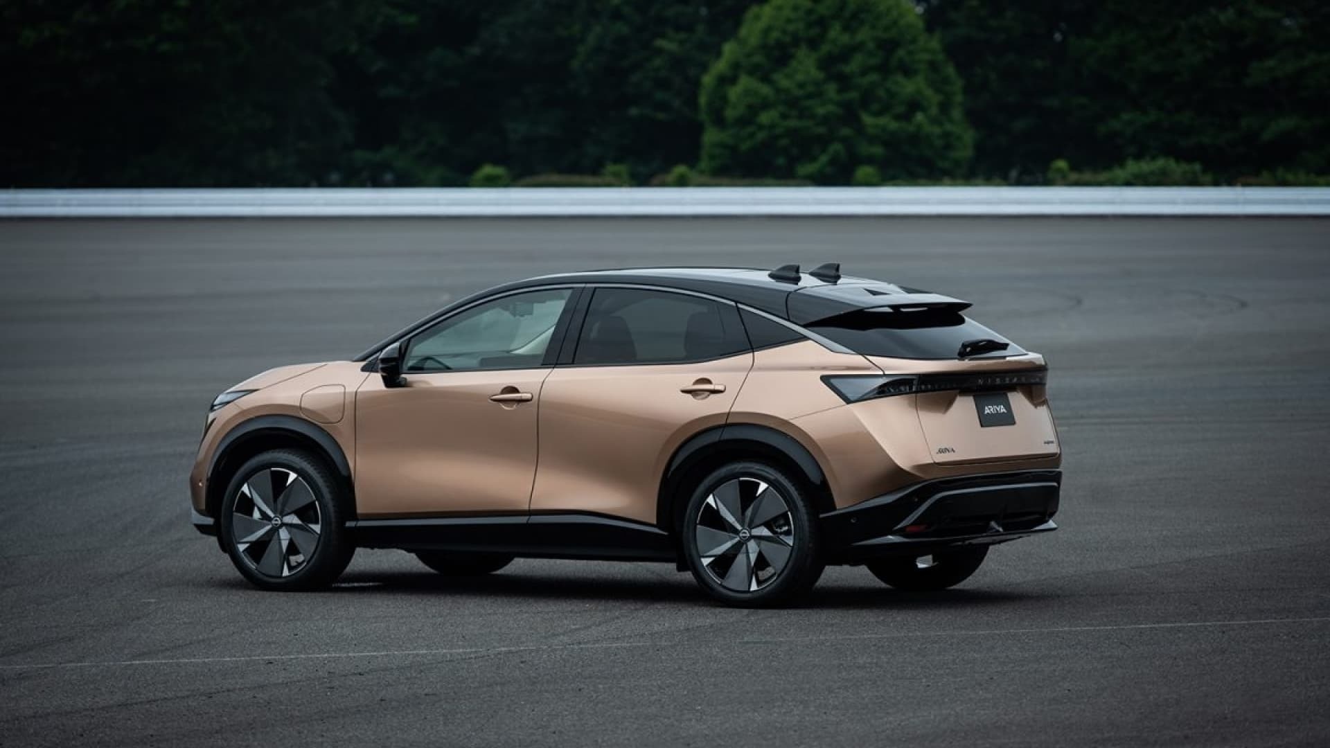 Nissan Ariya 2021 года − первый серийный электромобиль японского концерна  Ниссан.