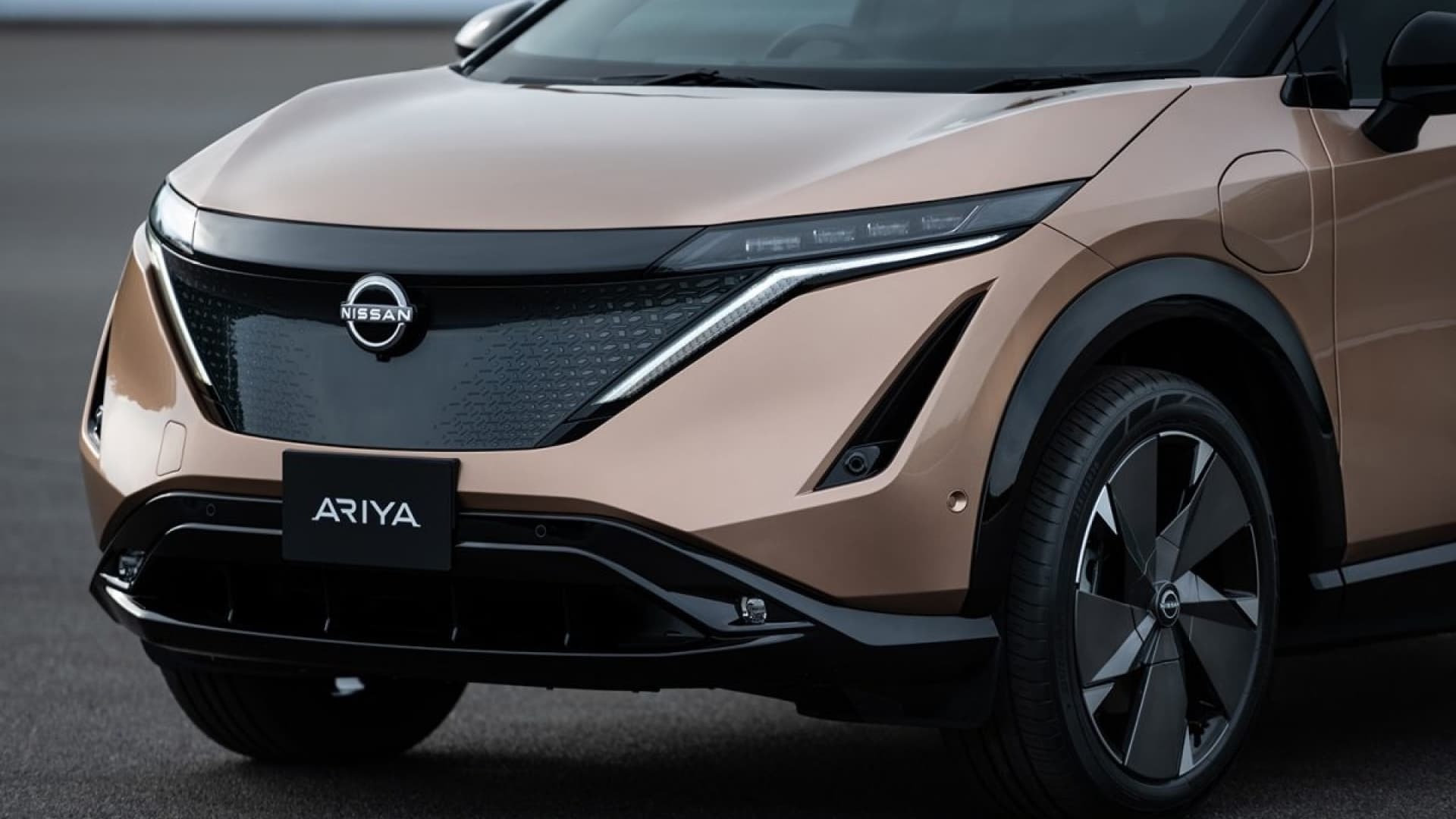 Nissan Ariya 2021 года − первый серийный электромобиль японского концерна  Ниссан.