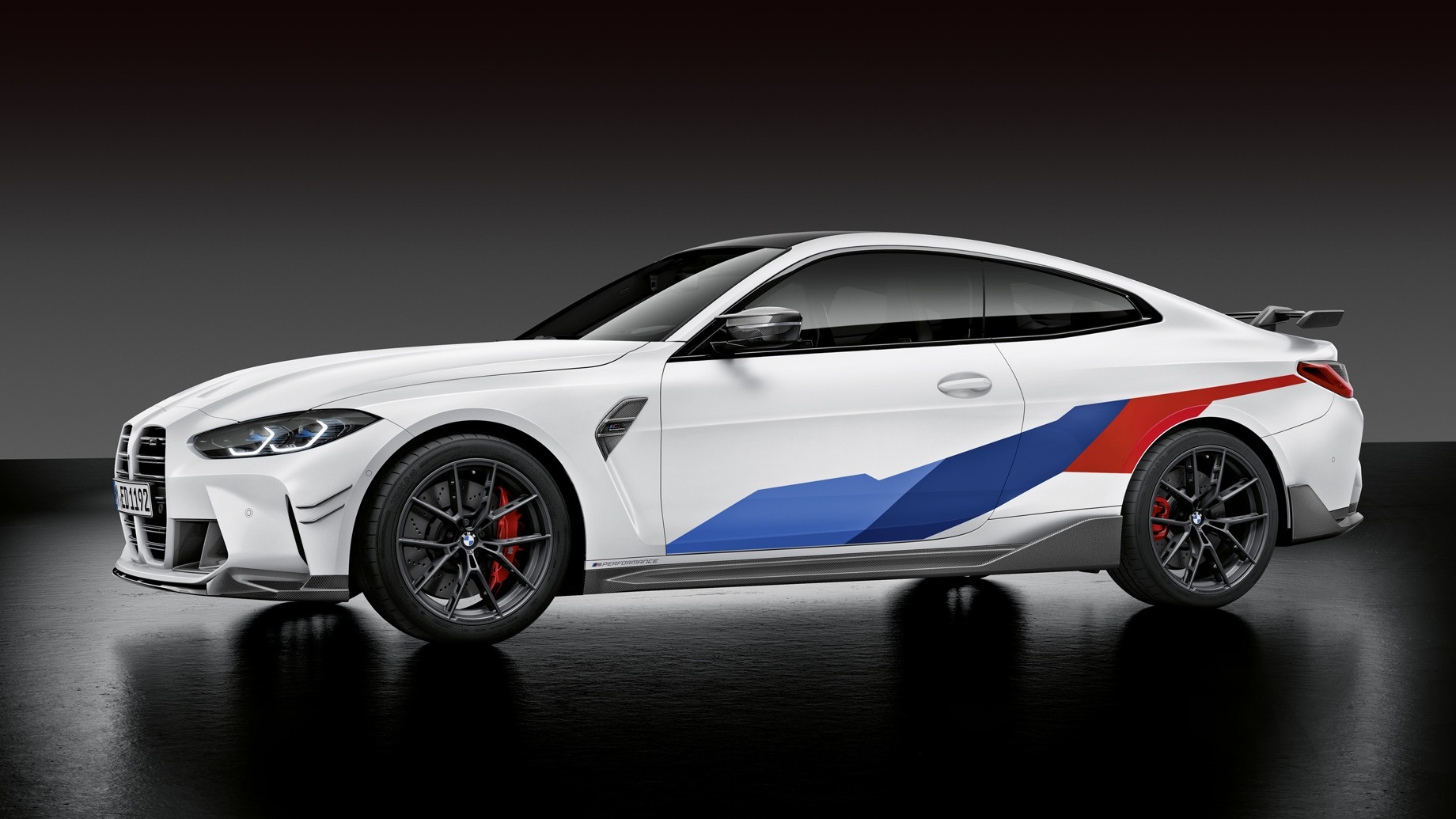 Лимитированное купе BMW M4 CSL появится в следующем году