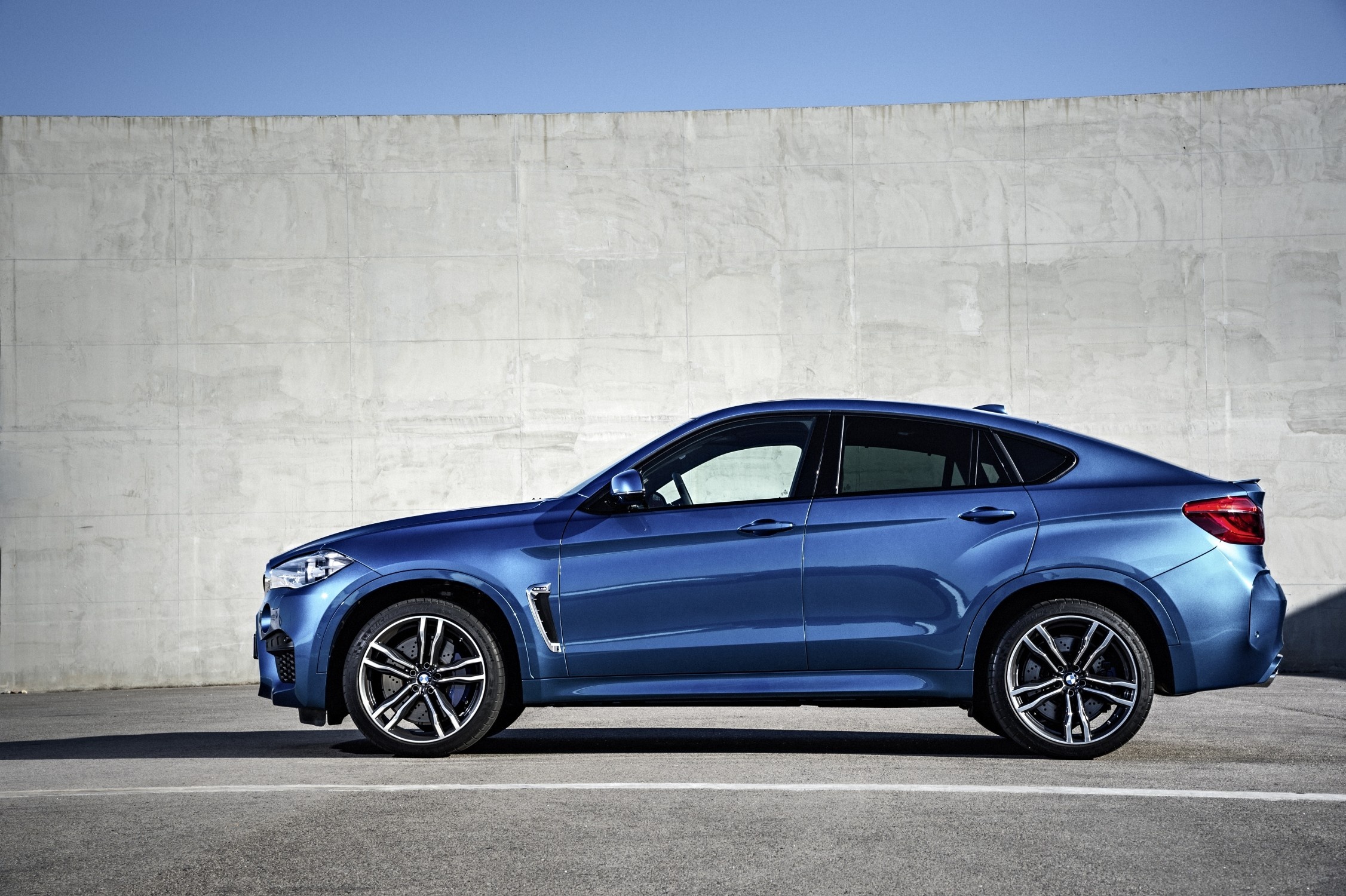 Первые фото рестайлинговой BMW X6: очень длинный экран