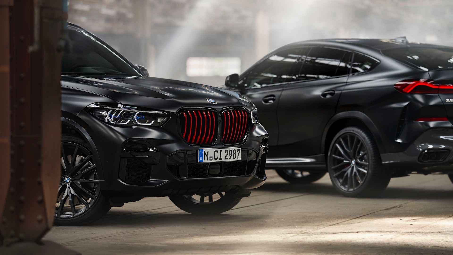 BMW Group представляет кроссоверы BMW X5 и BMW X6 ограниченной серии Black  Vermilion Edition | Официальный дилер BMW Евросиб