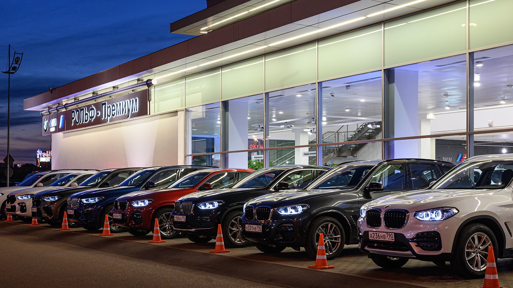 BMW в РОЛЬФ-Премиум — официальный дилер БМВ в Москве. Купить новый BMW в  автосалоне по специальным ценам.