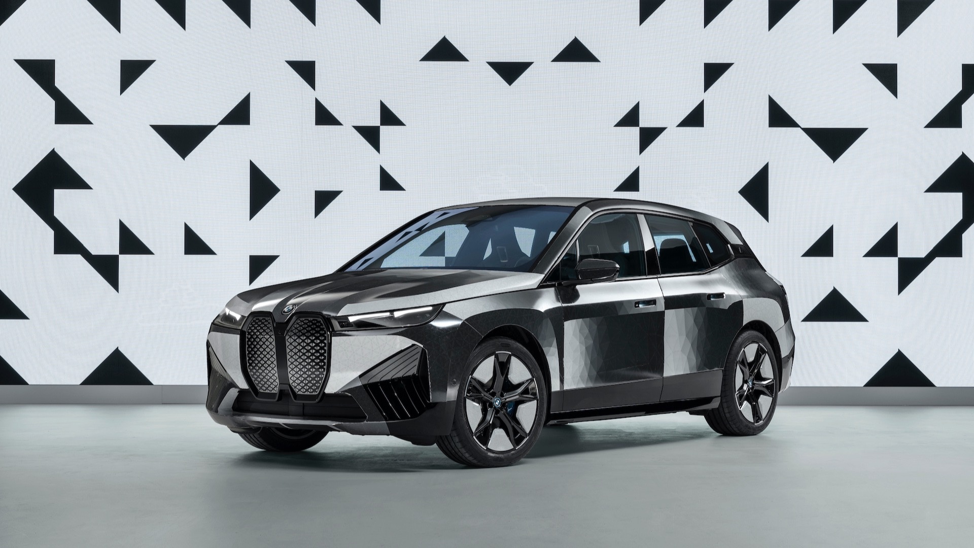 Магия изменения цвета кузова: BMW iX Flow с революционной технологией E Ink  | Официальный дилер BMW Евросиб