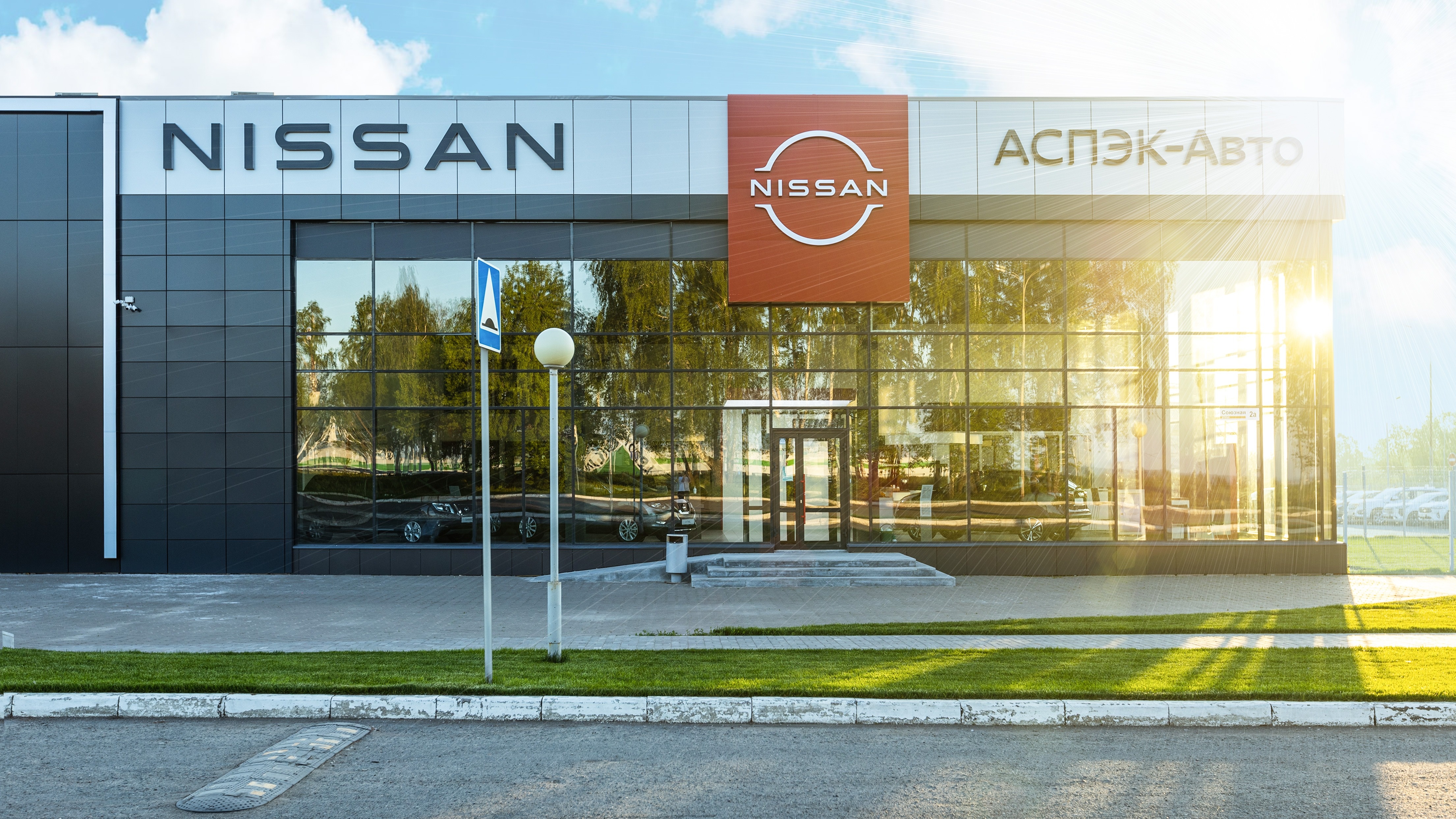 Табличка официального дилера Nissan