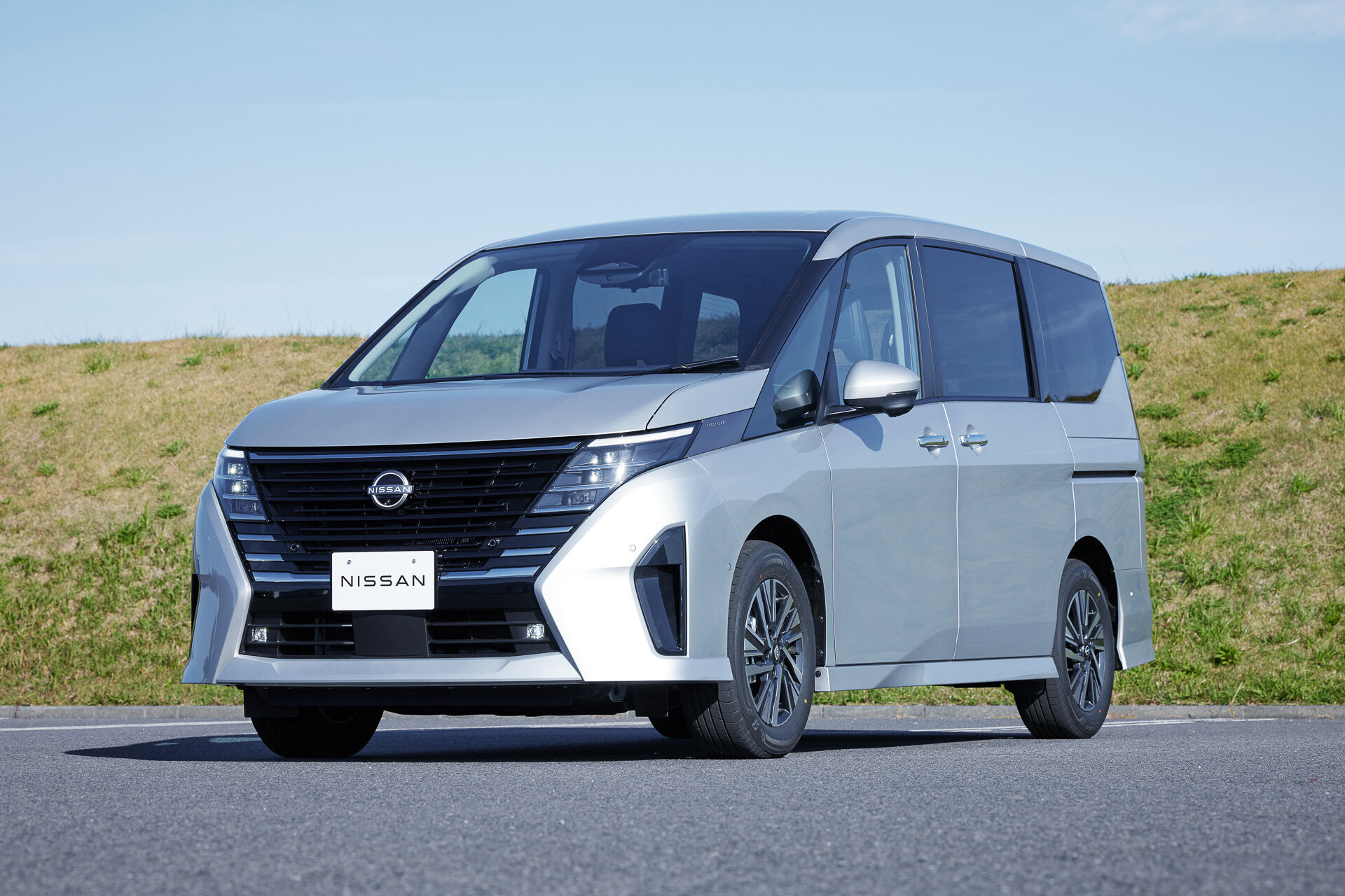 Nissan Serena в новом поколении получил эффектный дизайн и улучшенные  двигатели