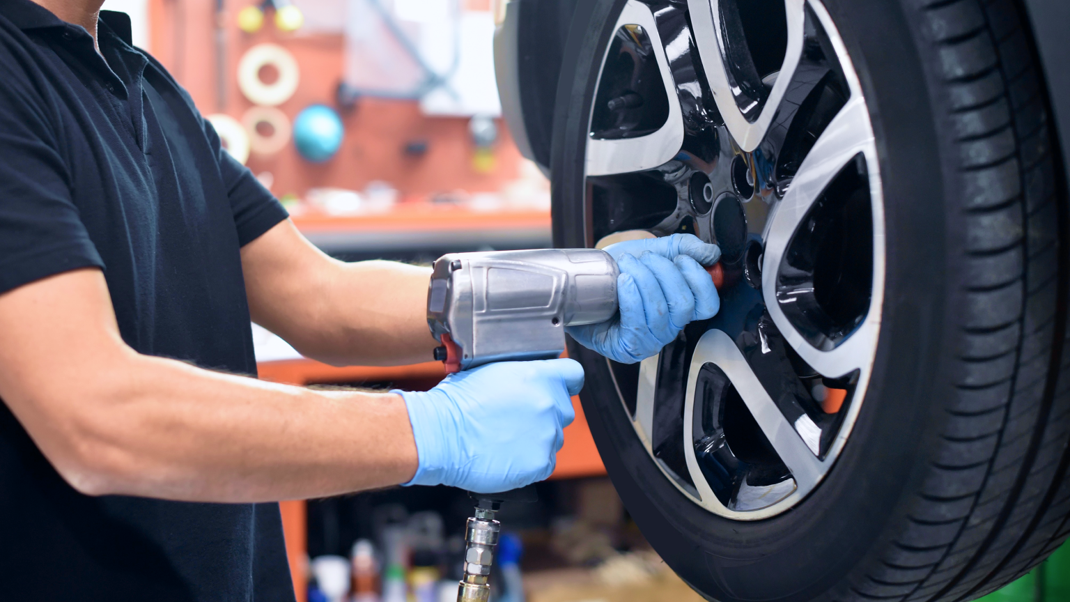 шиномонтаж и балансировка колес. шиномонтаж доватора 241. колесо машины. человек чинит машину. шиномонтажник.