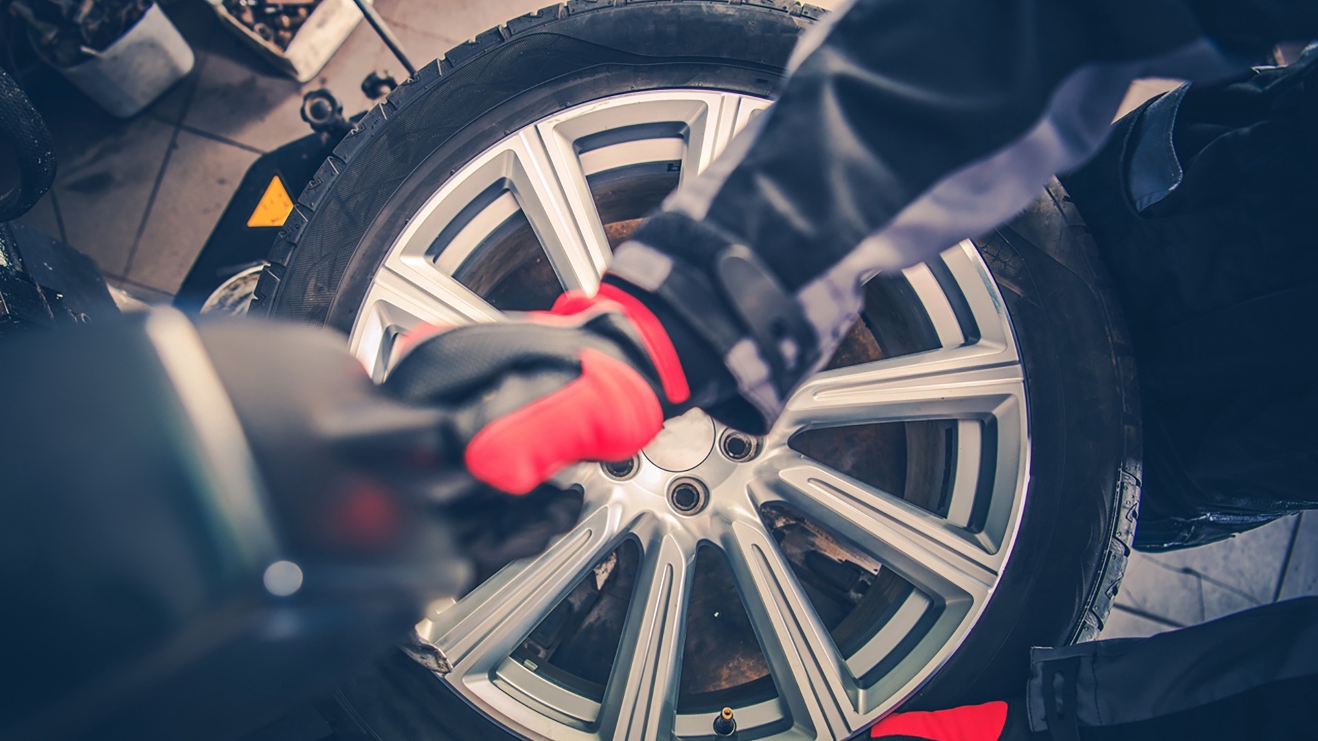 Профессиональная команда официального сервисного центра «Автомобильный дом» ждет вас на сезонный шиномонтаж