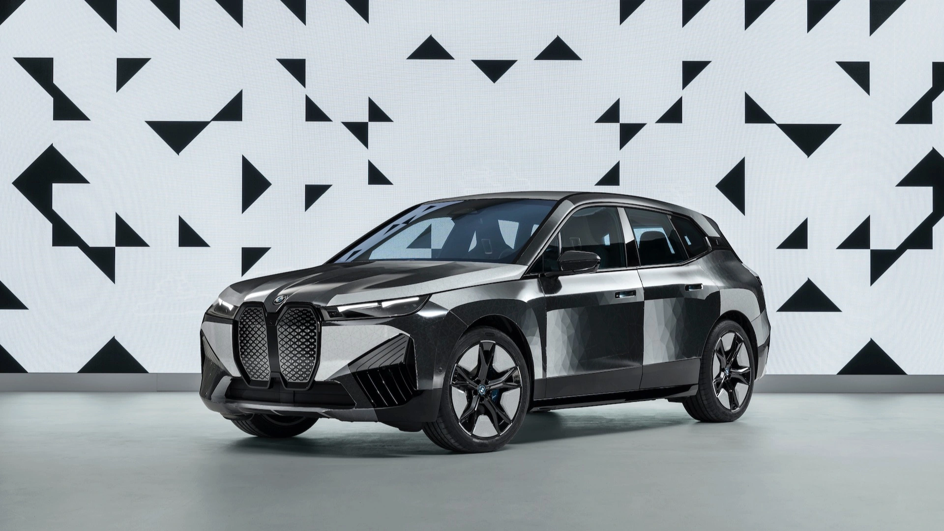 Магия изменения цвета кузова: BMW iX Flow с революционной технологией E Ink  | Официальный дилер BMW Евросиб